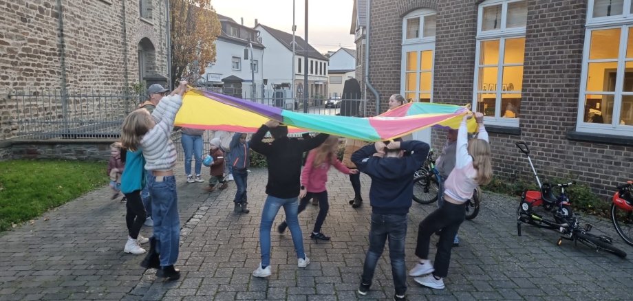 Generationenspielzeit in Westum Das Bild zeigt mehrere draußen spielende Kinder.