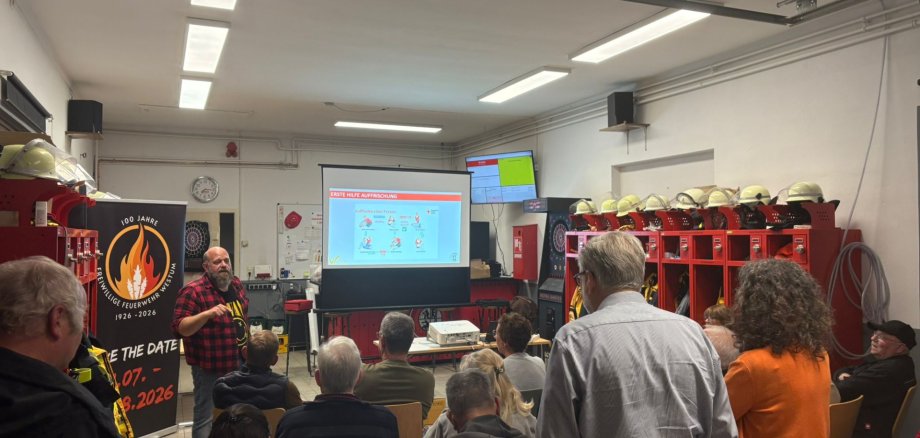 AED-Schulung im Ortsteil Westum Das Bild zeigt interessierte Bürgerinnen und Bürger bei der AED-Schulung im Gerätehaus der Feuerwehr Westum.