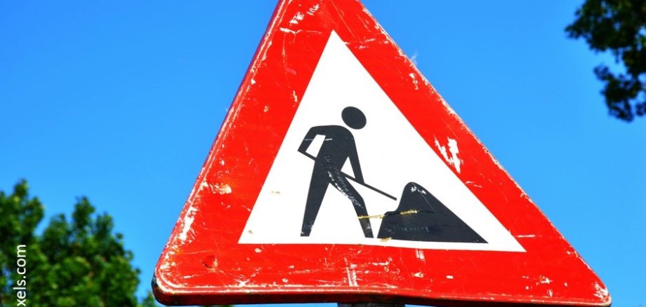 Baustellenschild Das Foto zeigt ein Hinweisschild auf eine Baustelle.