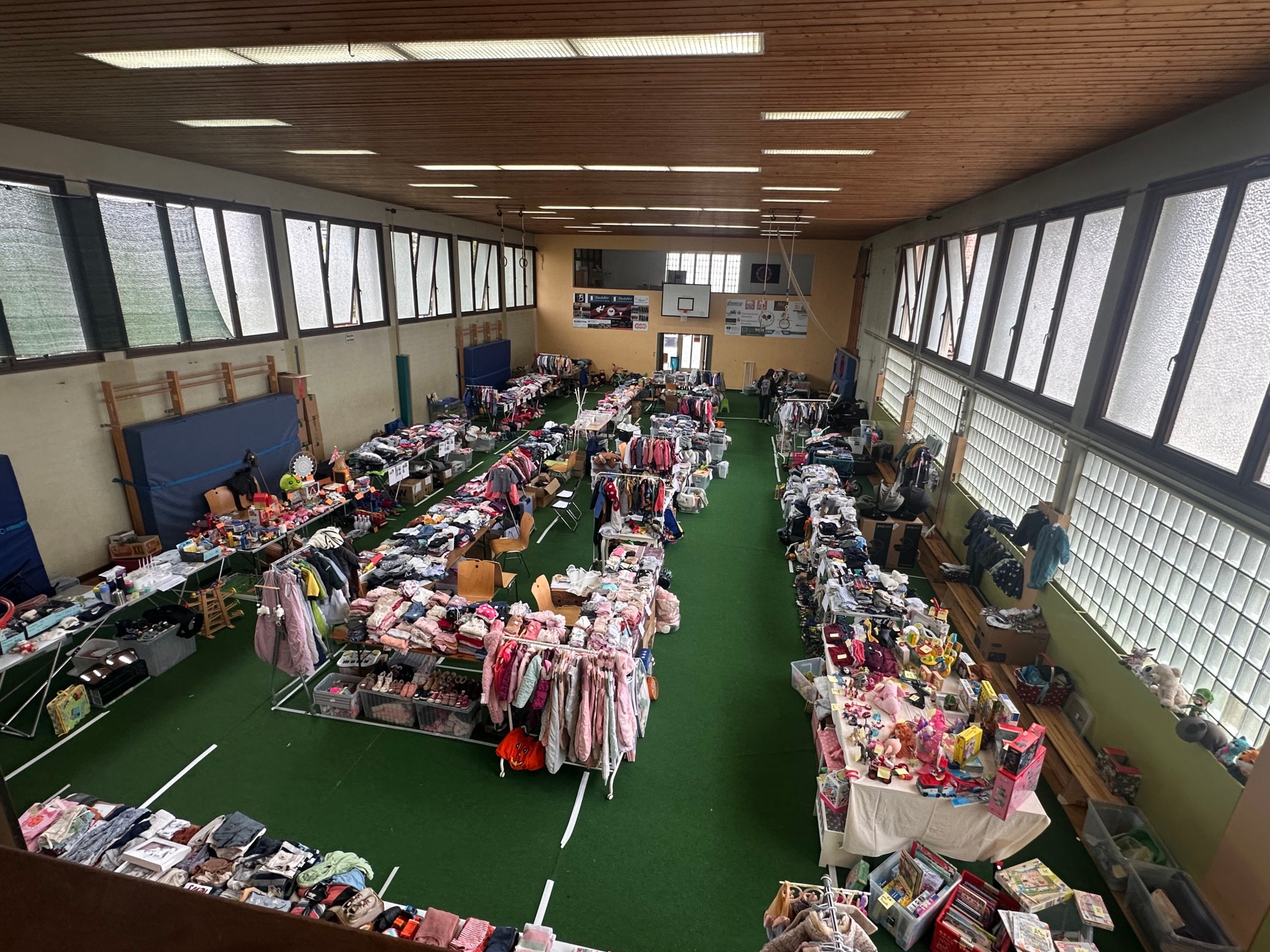 Basar „Rund ums Kind“ der Kita Storchennest Das Bild zeigt den Kinderbasar der Kita Storchennest in der Jahnhalle