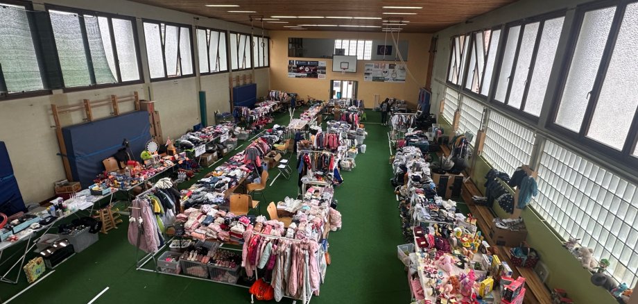 Das Bild zeigt den Kinderbasar der Kita Storchennest in der Jahnhalle