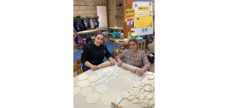 2 Damen rollen libanesische Teigfladen aus
