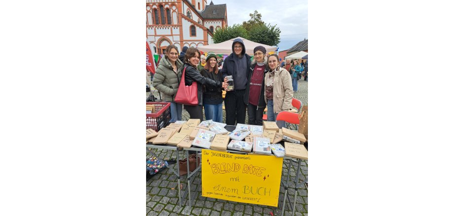 Das Foto zeigt Mitglieder des Jugendbeirats, die Frau Schneider von der Lesezeit eine Spende überreichen.