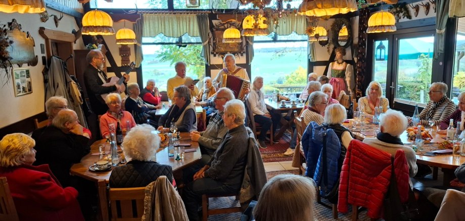 Das Foto zeigt Senioren beim gemütlichen Beisammensein in der Waldgaststätte Ännchen.