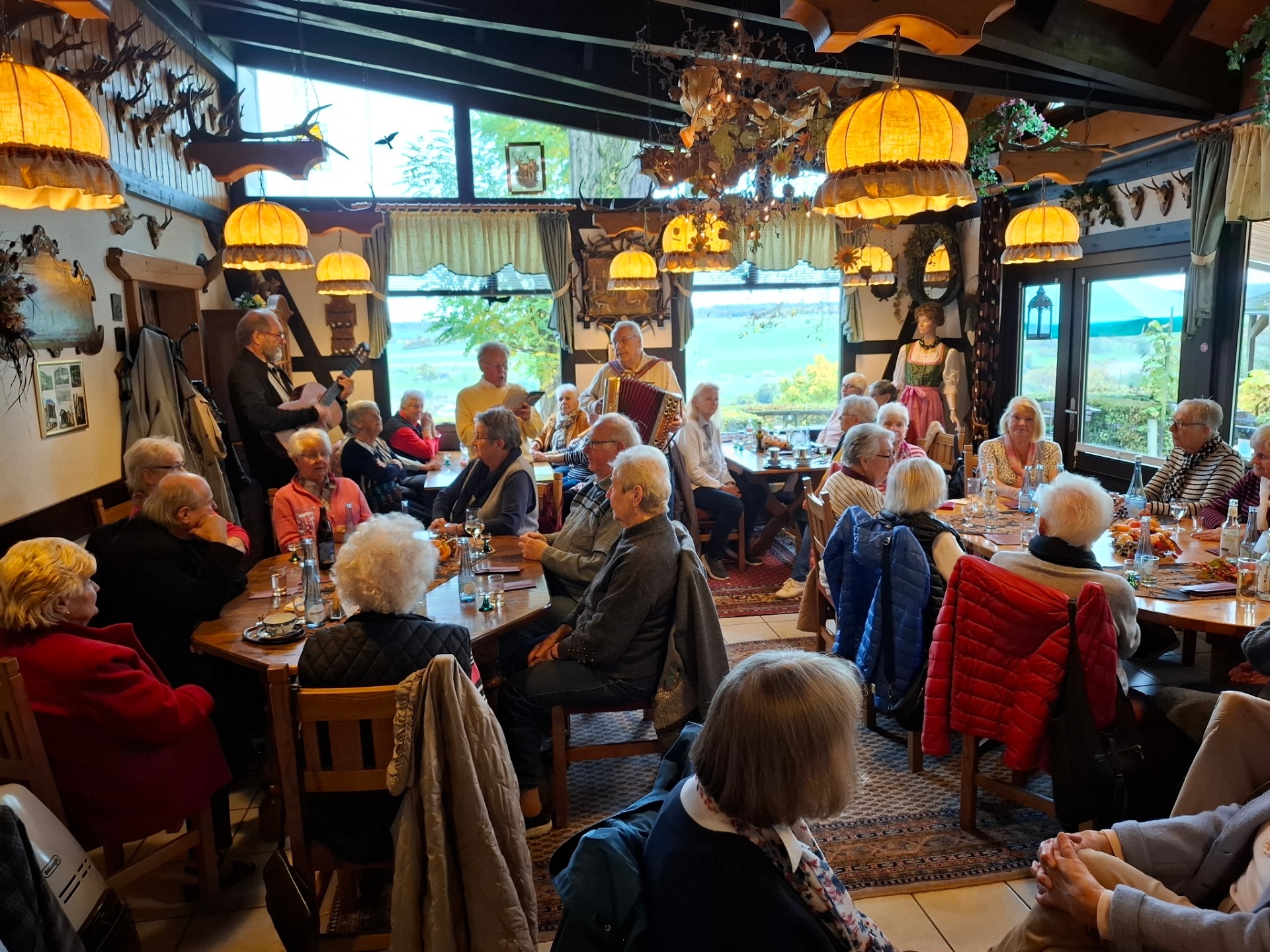 Das Foto zeigt Senioren beim gemütlichen Beisammensein in der Waldgaststätte Ännchen.