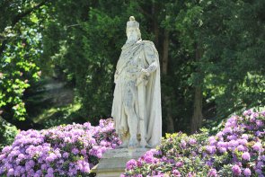 Dieses Foto zeigt die Barbarossastatue im Lunapark Sinzig
