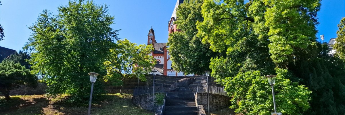 Kriegsdenkmal mit Löwenstatue Sinzig Dieses Foto zeigt das Kriegsdenmal mit Löwenstatue in Sinzig