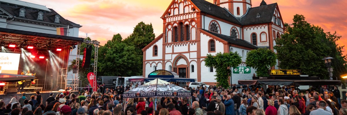 Der Sinziger Kirchplatz beim Sprudelnden Sinzig Dieses Foto zeigt den Sinziger Kirchplatz beim Sprudelnden Sinzig