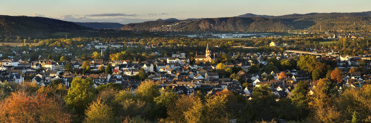 Sinziger Kernstadt von oben Das Foto zeigt eine Panoramaansicht der Sinziger Kernstadt.