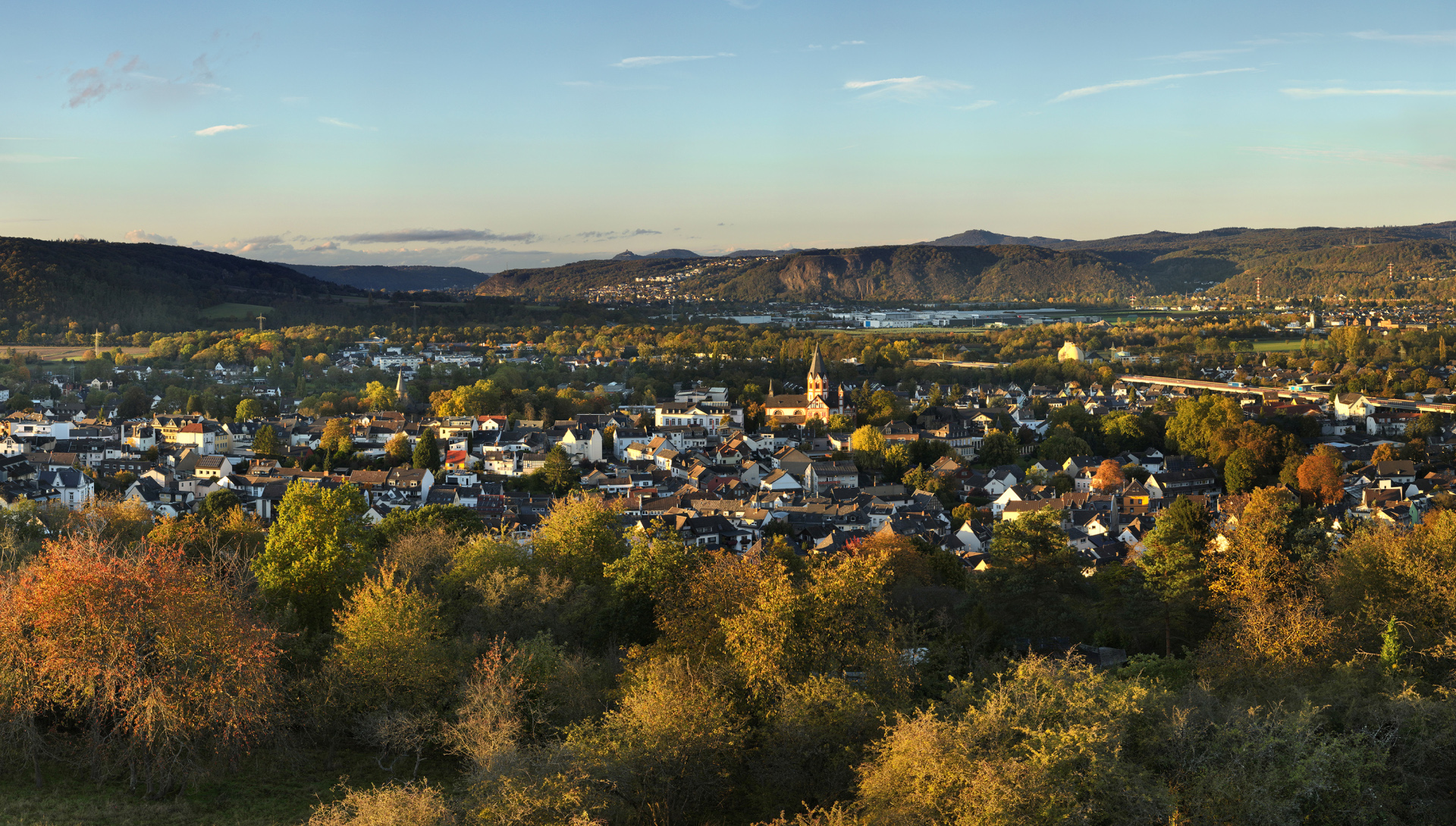 Das Foto zeigt eine Panoramaansicht der Sinziger Kernstadt.