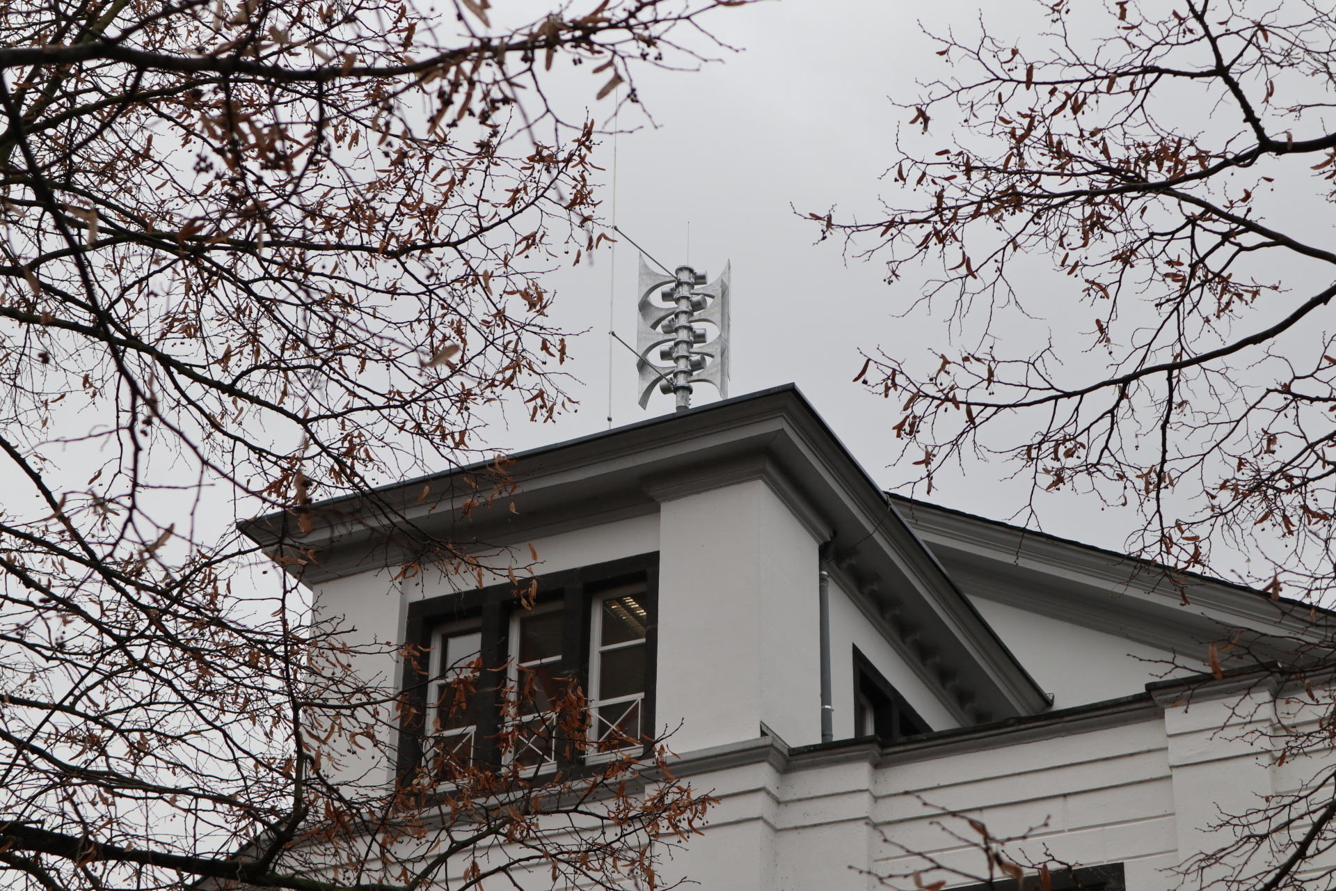 Das Foto zeigt die Sirene auf dem Gebäude des Rathauses.
