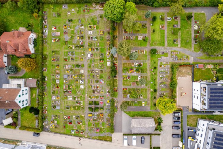 Friedhof Bad Bodendorf Das Foto zeigt eine Drohnenansicht des Friedhofs in Bad Bodendorf.