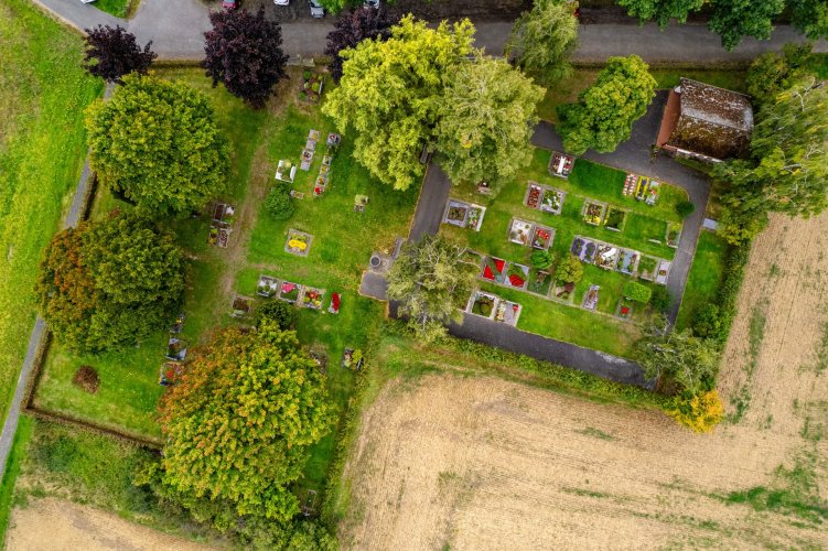 Friedhof Franken Das Foto zeigt eine Drohnenaufnahme des Friedhofs in Franken.