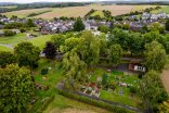Friedhof Franken Das Foto zeigt eine Aufnahme des Friedhofs in Franken.