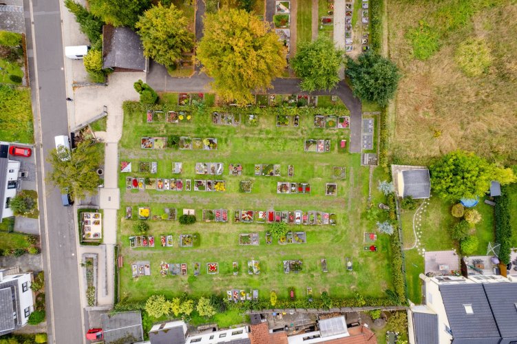 Friedhof Löhndorf Das Foto zeigt eine Drohnenansicht des Friedhofs in Löhndorf.