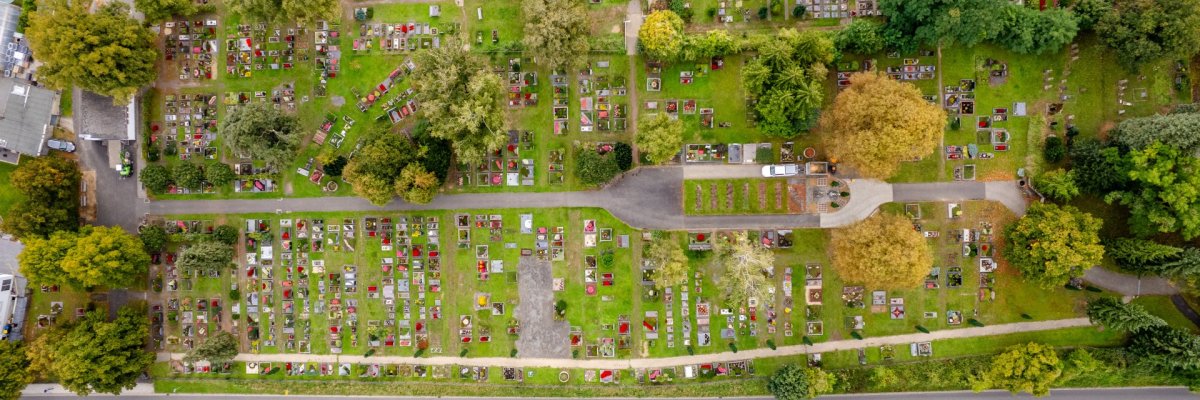 Friedhof Sinzig Das Foto zeigt eine Drohnenaufnahme des Friedhofs in Sinzig.