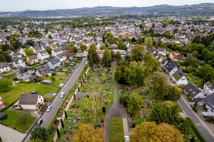 Das Foto zeigt eine Drohnenaufnahme des Friedhofs in Sinzig.