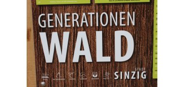 Das Bild zeigt das Schild am Eingang zum Generationenwald in Sinzig.