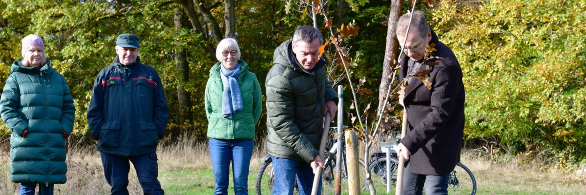 Generationenwald auf dem Mühlenberg Das Foto zeigt Bürgermeister Andreas Geron und den damaligen Sinziger Ortsvorsteher Gunter Windheuser bei der Baumpflanzung in Gedenken an die Sinziger Flutopfer.