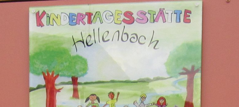 Dieses Foto zeigt ein Willkommensschild der Kita Hellenbach.