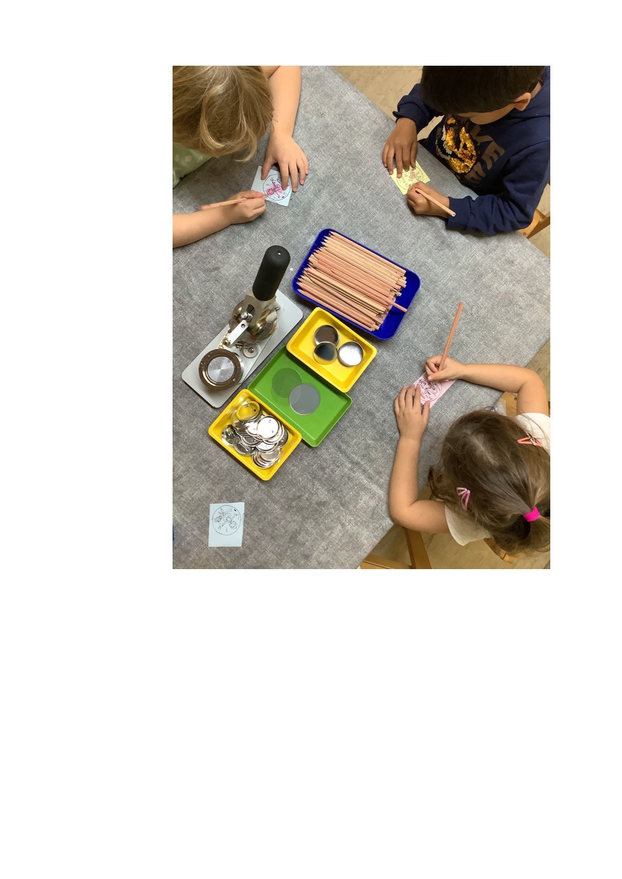 Mitmachprogramm beim Tag der offenen Tür in der Kita Spatzennest Auf dem Foto sieht man drei Kinder beim Basteln.