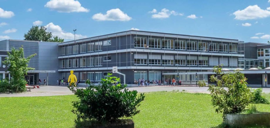 Das Foto zeigt eine Außenansicht der Barbarossaschule Sinzig.