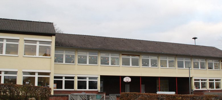 Das Foto zeigt eine Außenansicht der Hellenbachschule in Westum.
