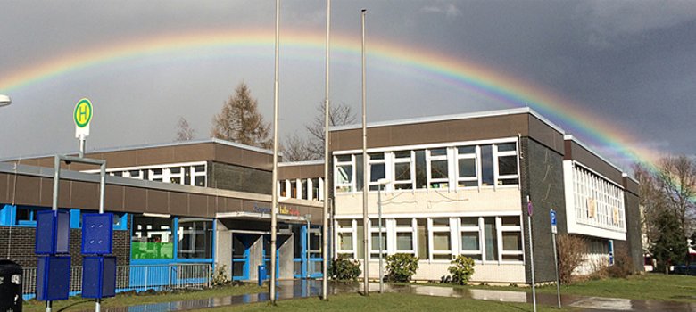 Das Foto zeigt eine Außenansicht der Regenbogenschule Sinzig.