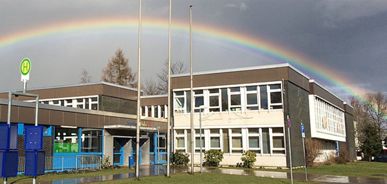 Das Foto zeigt eine Außenansicht der Regenbogenschule Sinzig.
