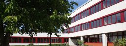 Rhein-Gymnasium Sinzig Das Foto zeigt eine Außenansicht des Rhein-Gymnasiums in Sinzig.