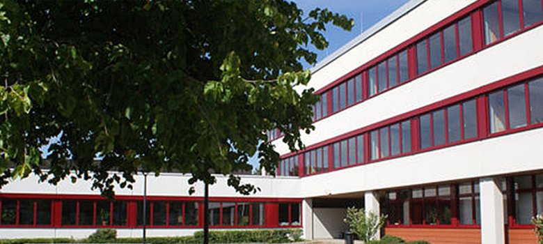 Rhein-Gymnasium Sinzig Das Foto zeigt eine Außenansicht des Rhein-Gymnasiums in Sinzig.