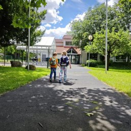 Grundschule Bad Bodendorf Das Foto zeigt den Außenbereich der Grundschule in Bad Bodendorf