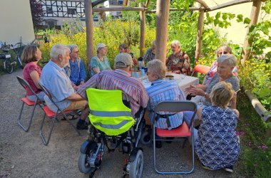 Das Foto zeigt die Teilnehmerinnen und Teilnehmer des Klapp-Cafe im PikoPark.