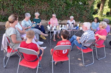 Das Foto zeigt die Teilnehmerinnen und Teilnehmer eines Vorlese-Klapp-Cafes.