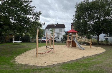 Das Foto zeigt den Spielplatz "Am Teich" nach dem Wiederaufbau im Jahr 2023.