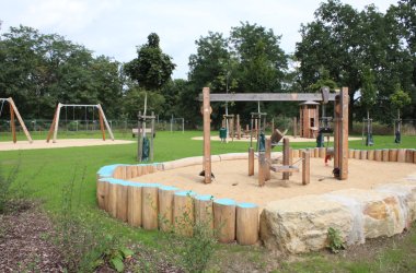 Fas Foto zeigt den Spielplatz in der Josef-Hardt-Allee in Bad Bodendorf nach dem Wiederaufbau im Jahr 2023.