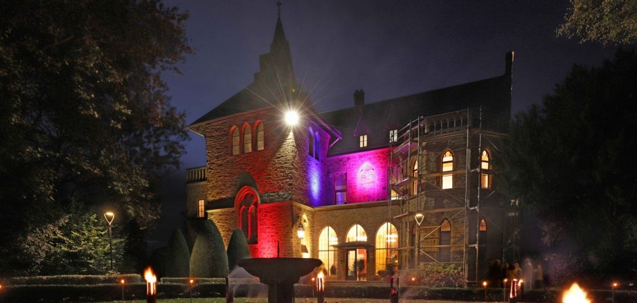 Sinziger Schloss bei Nacht Das Foto zeigt das Sinziger Schloss bunt beleuchtet bei Nacht.