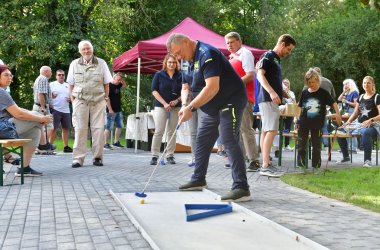 Das Foto zeigt Vereinsmitglieder bei der Wiedereröffnung des Minigolfplatzes in Bad Bodendorf.