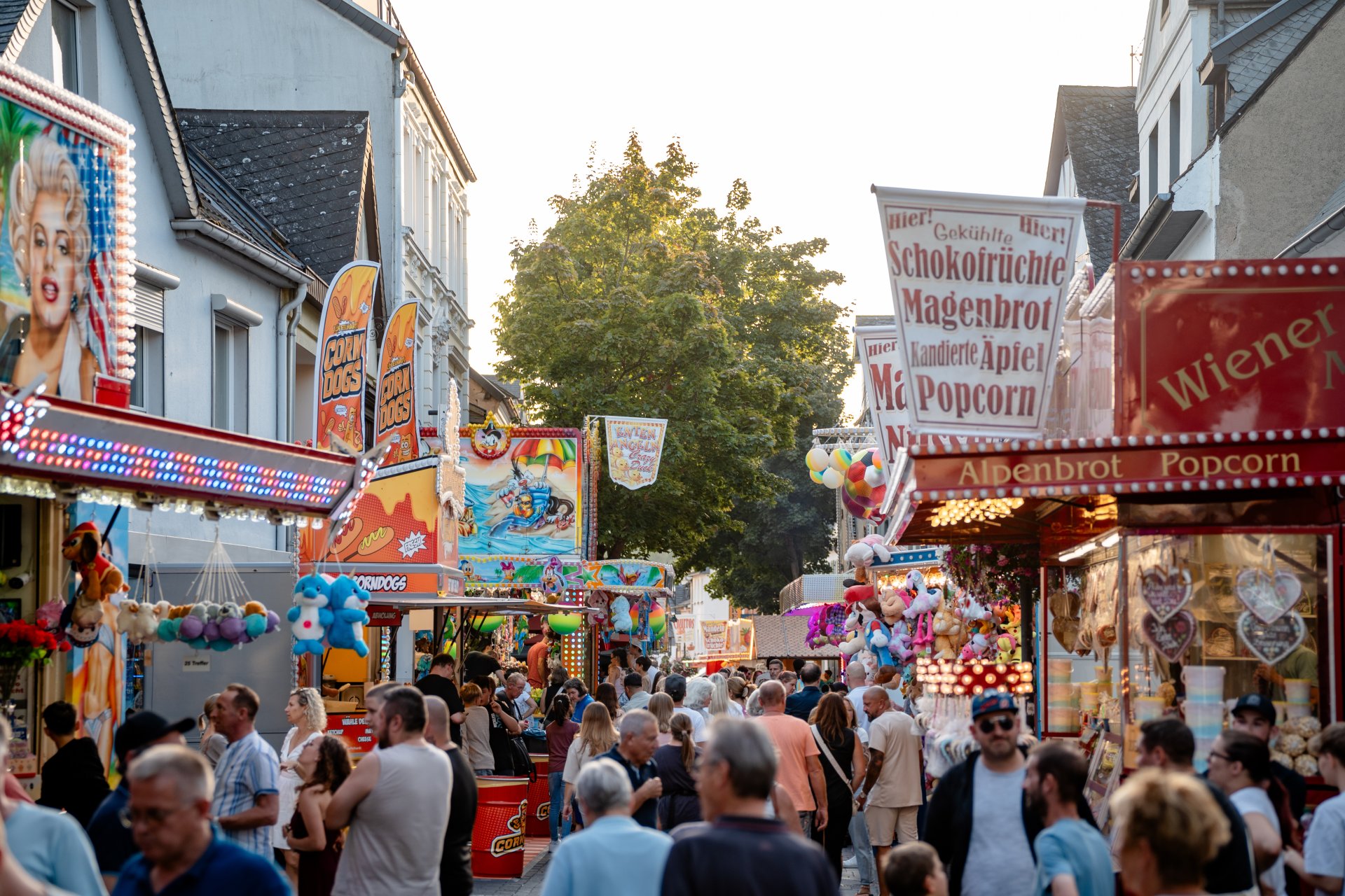 Dieses Bild zeigt die Bachovenstraße während der Kirmes