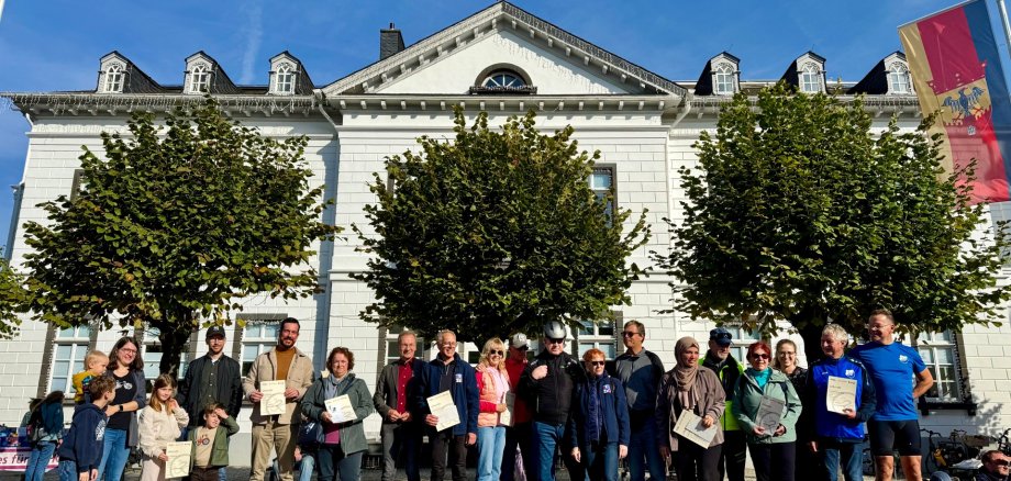 Das Foto zeigt die diesjährigen Preisträgerinnen und Preisträger des STADTRADELN-Wettbewerbs in Sinzig mit Bürgermeister Andreas Geron (9. v. l.) und Klimaschutzmanagerin Clarissa Figura (3. v. l.) 
