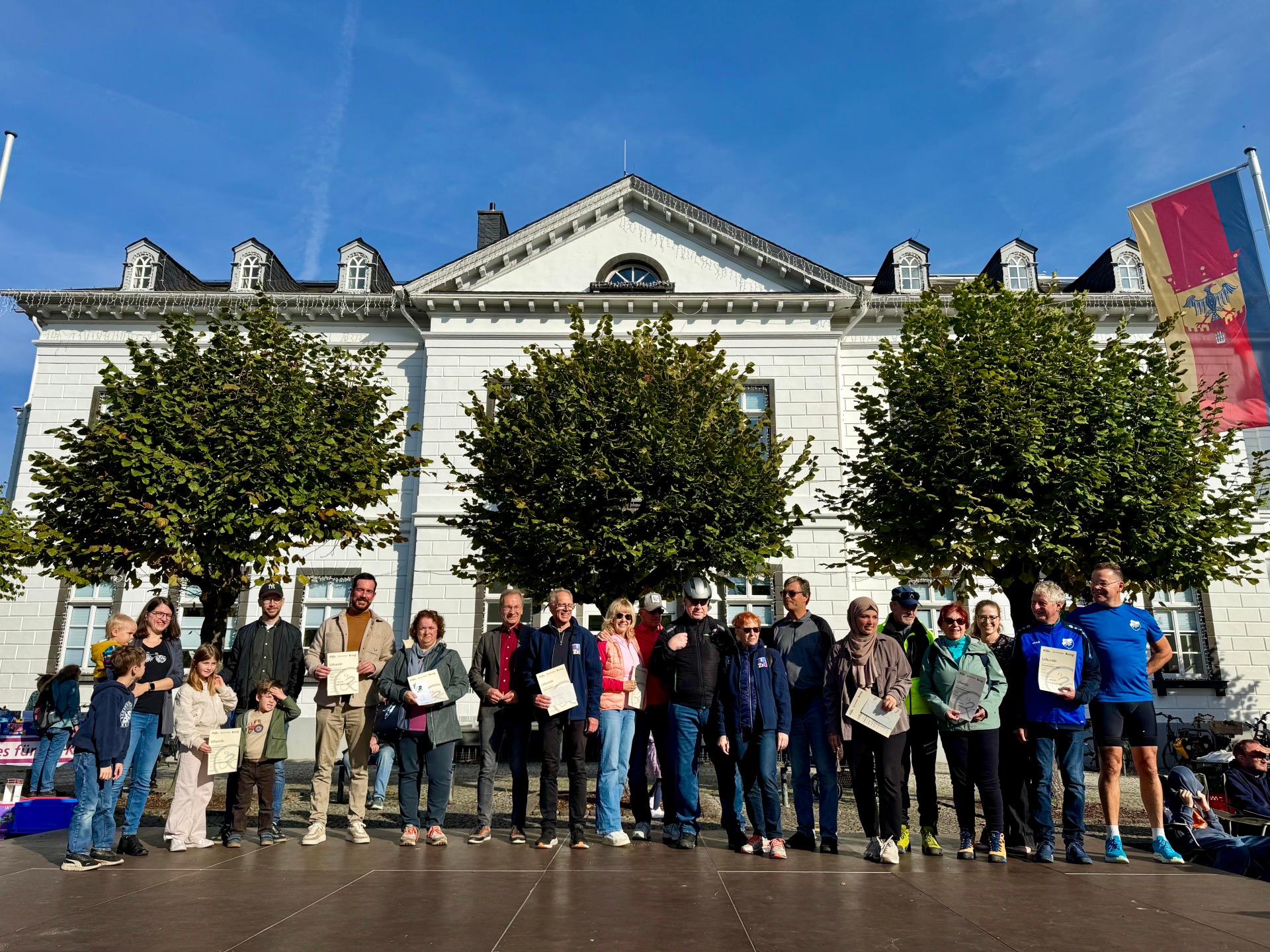 Das Foto zeigt die diesjährigen Preisträgerinnen und Preisträger des STADTRADELN-Wettbewerbs in Sinzig mit Bürgermeister Andreas Geron (9. v. l.) und Klimaschutzmanagerin Clarissa Figura (3. v. l.) 