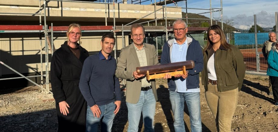 Richtfest Ersatzneubau des Vereinsgebäudes Tennisclub Bad Bodendorf
v.l.n.r.: Nadine Baumann (Projektleitung Gewi), Vitali Jordan (Inhaber Jordan Dachdecker GmbH), Bürgermeister Andreas Geron, Ralf Barnekow (1.Vorsitzender des Tennis Club) und Olga Weins (Architekturbüro Schneiderarchitektur) .
Das Foto zeigt von links nach rechts Nadine Baumann (Projektleitung Gewi), Vitali Jordan (Inhaber Jordan Dachdecker GmbH), Bürgermeister Andreas Geron, Ralf Barnekow(1.Vorsitzender des Tennis Club) und Olga Weins (Architekturbüro Schneiderarchitektur) bei der Übergabe der Zeitkapsel.