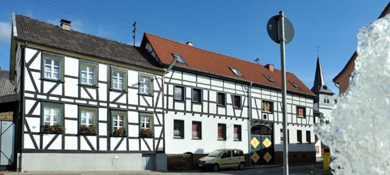 Das Foto zeigt historische Altbauten in Franken.