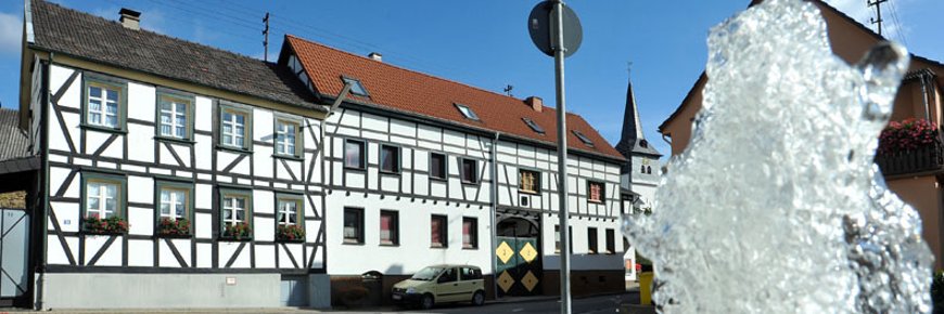 Das Foto zeigt historische Altbauten in Franken.