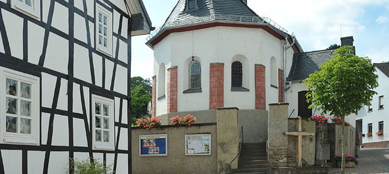 Das Foto zeigt eine Szene rund um die Kirche in Koisdorf.