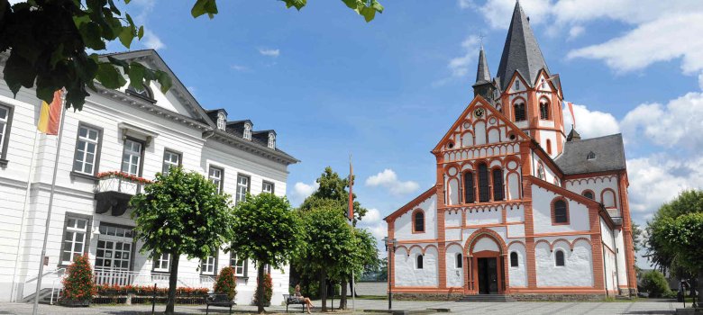Das Foto zeigt links das Rathaus und rechts die Kirche Sankt Peter.