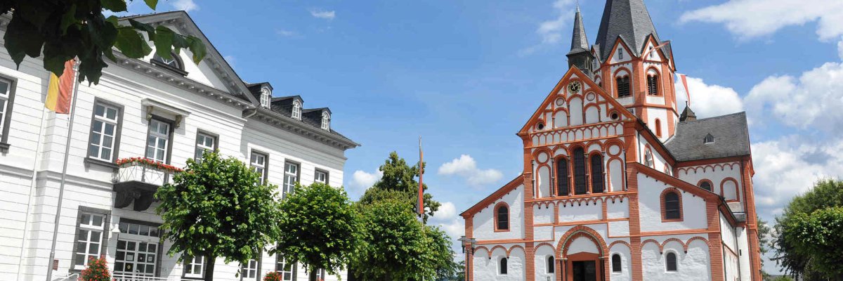 Rathaus und Kirche in Sinzig Das Foto zeigt links das Rathaus und rechts die Kirche Sankt Peter.