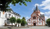 Rathaus und Kirche in Sinzig Das Foto zeigt links das Rathaus und rechts die Kirche Sankt Peter.