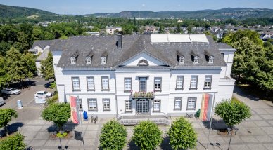 Das Bild zeigt das Rathaus in Sinzig, aufgenommen mit einer Drohne vom Kirchplatz.