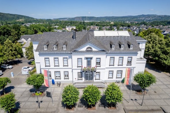 Das Bild zeigt das Rathaus in Sinzig, aufgenommen mit einer Drohne vom Kirchplatz.